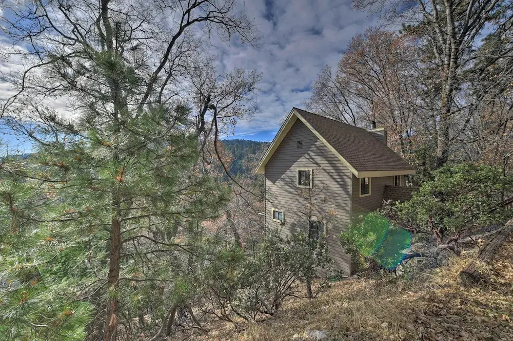 Mountainside Cabin w/ Deck - 16 Miles to Skiing!