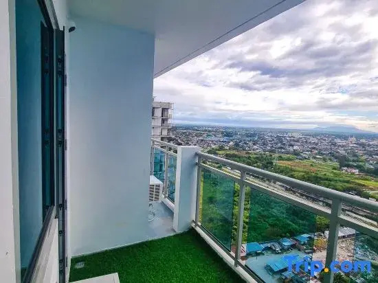 2 BR Penthouse w/ Wide Balcony and 7ft Billiards