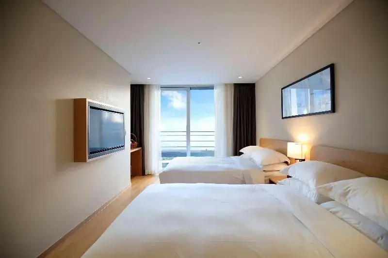 Standard Quadruple room with partial ocean view