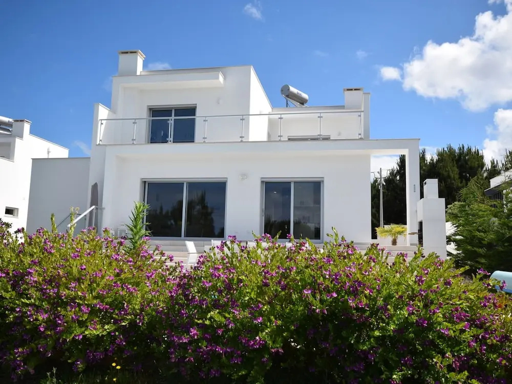 Villa in Foz do Arelho With Pool & Beach