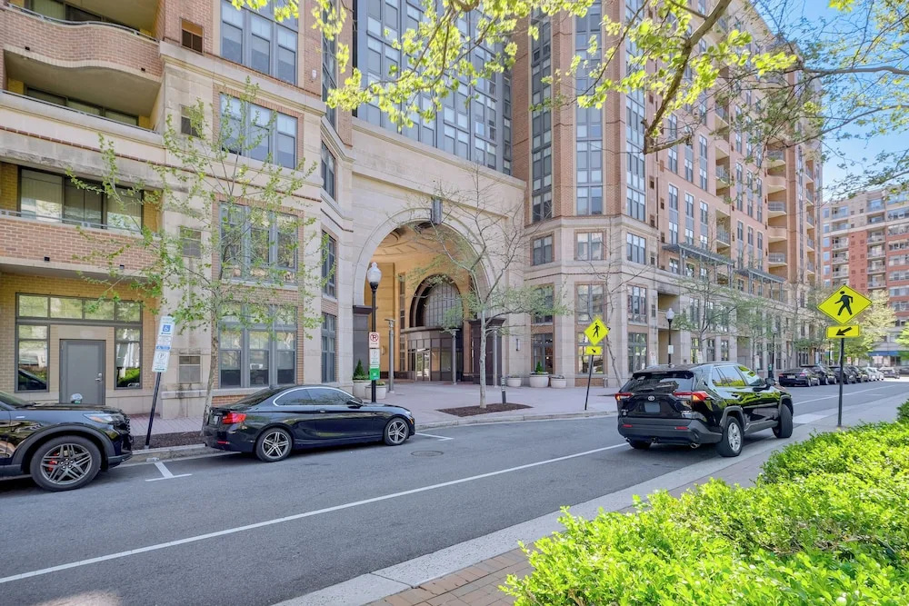 1 Mi to DCA Airport: Potomac Yard Apt w/ Pool