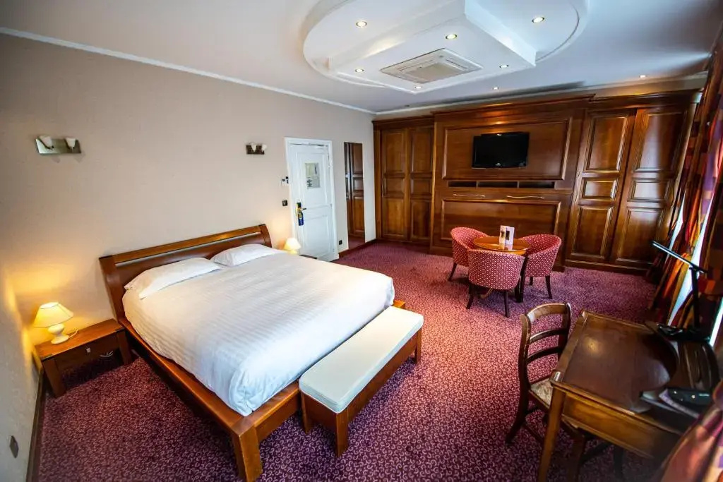 Suite with harbour view
