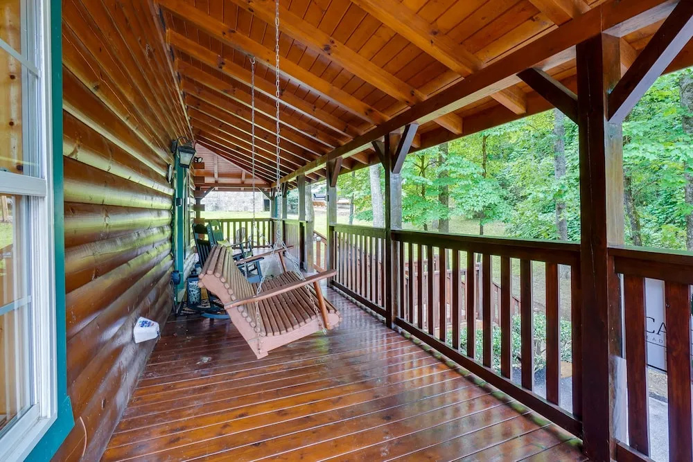 Gatlinburg Getaway: Private Hot Tub & Fireplace!