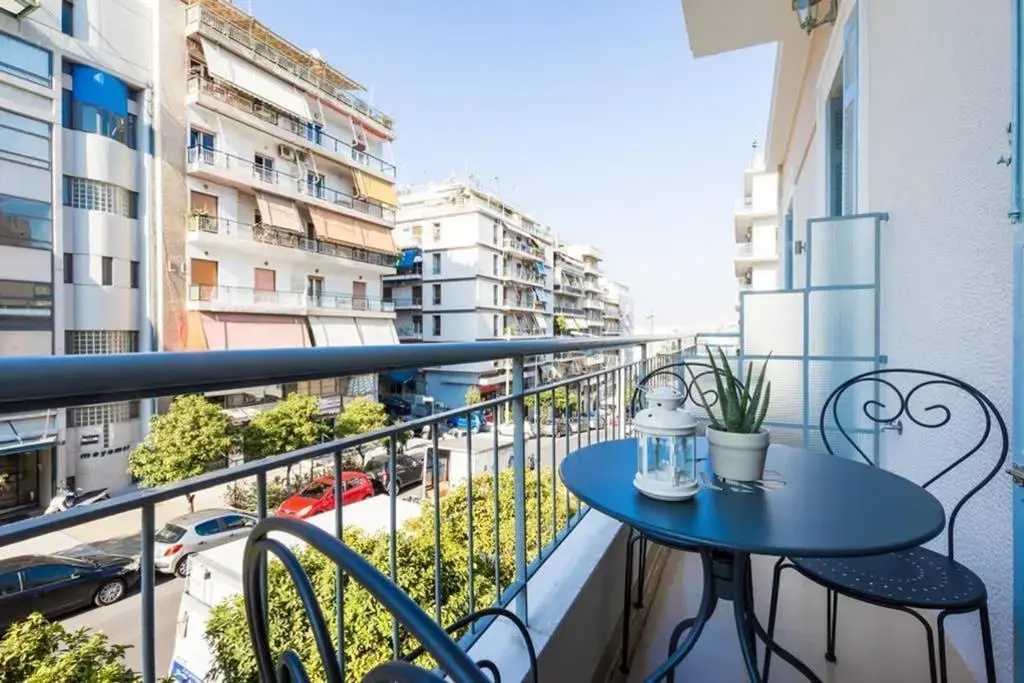 Neoclassical apartment with 3 bedrooms in Piraeus - фото 13
