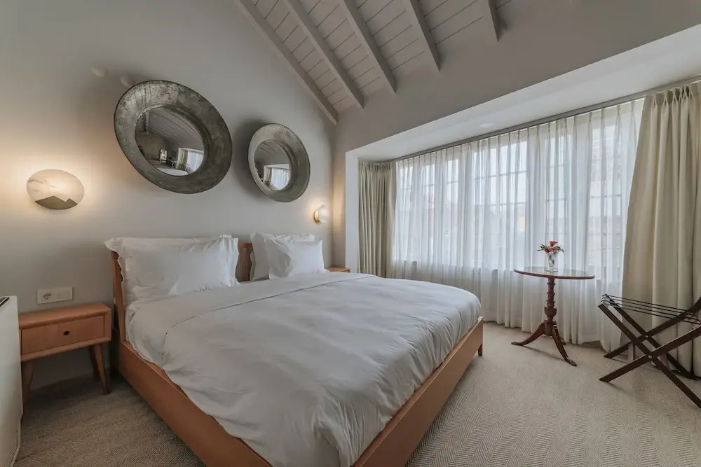 Deluxe Double room (full double bed)