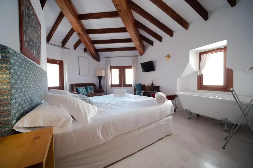 Deluxe Double room (full double bed)