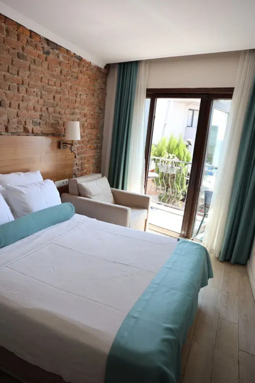 Family Suite with balcony and with partial sea view