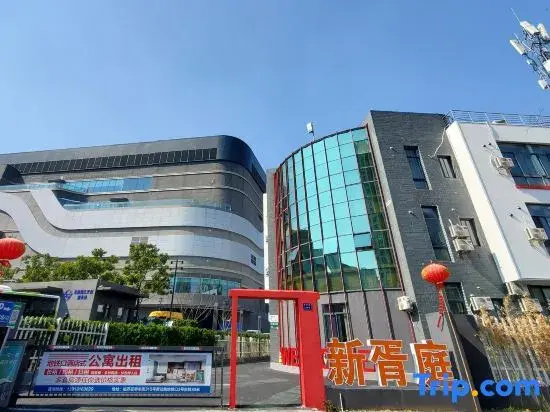 Xinxuting Hotel (Laodong Road Subway Station Xujiang Sky Street)
