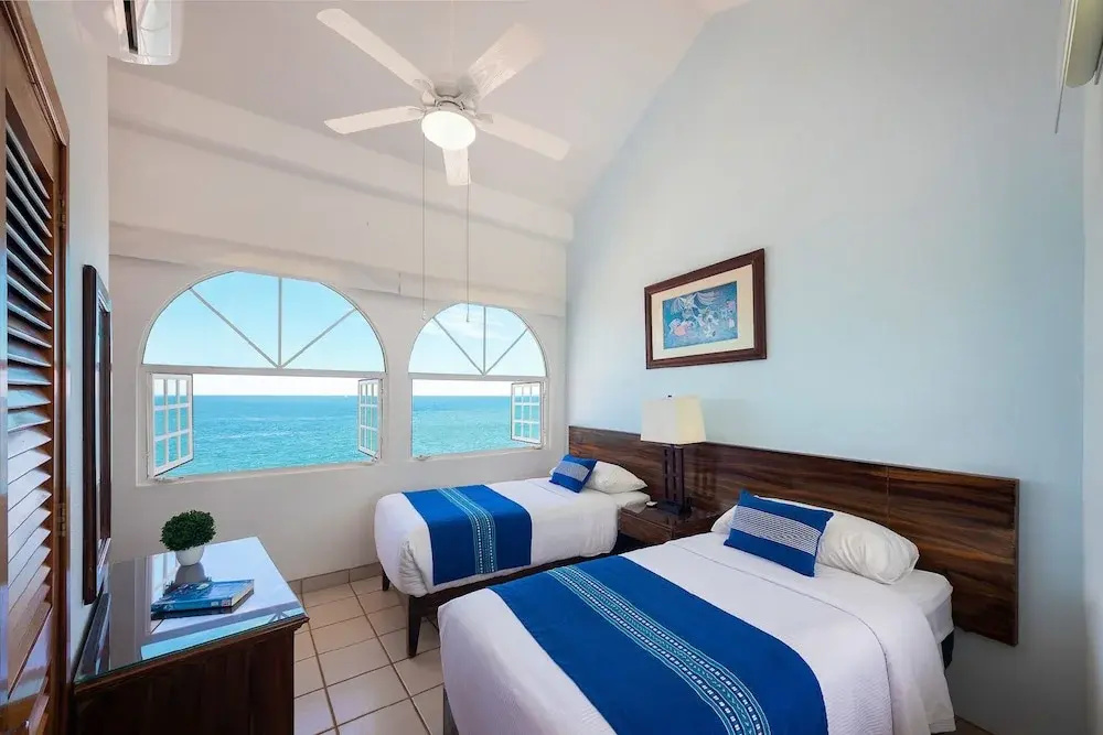 2 Bedrooms Standard Family room with balcony and with ocean view