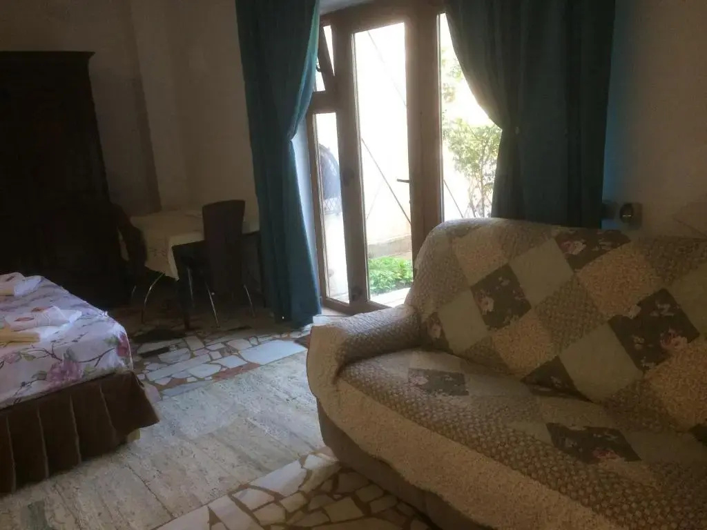 Standard Family room with garden view