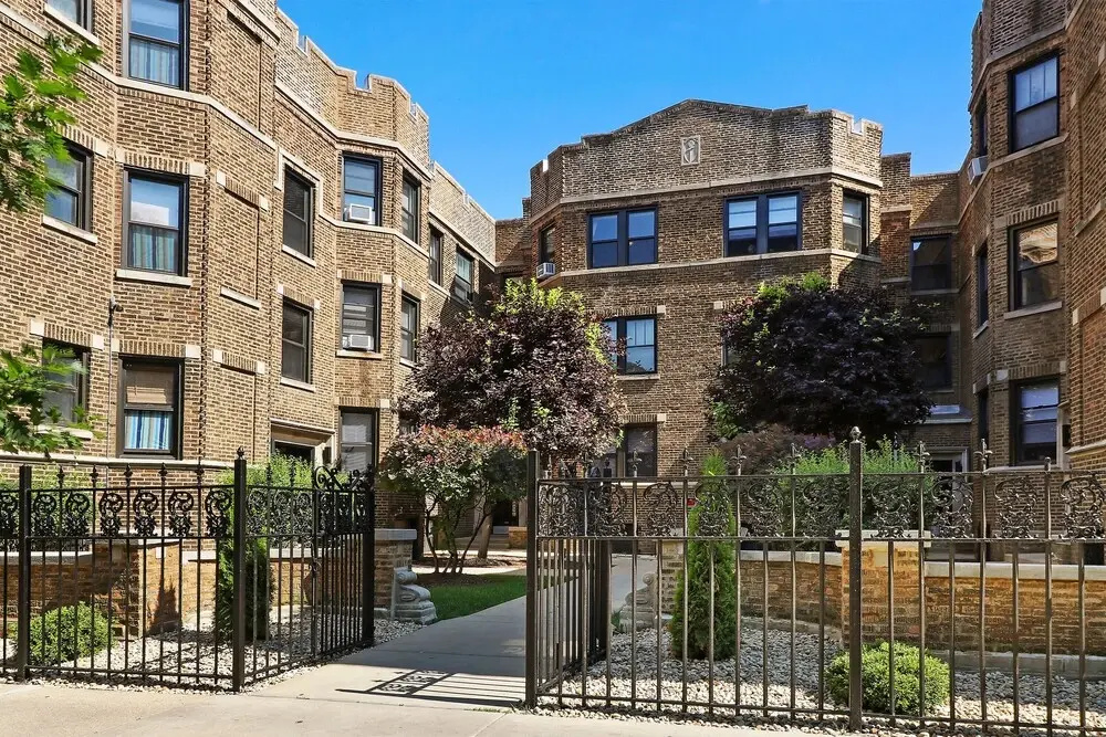 Darling 1BR Apartment in Lakeview