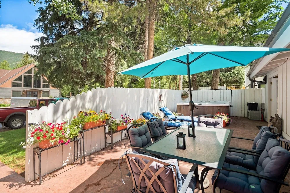 Aspen West End - Quiet Neighborhood 3 Bedroom Home by RedAwning