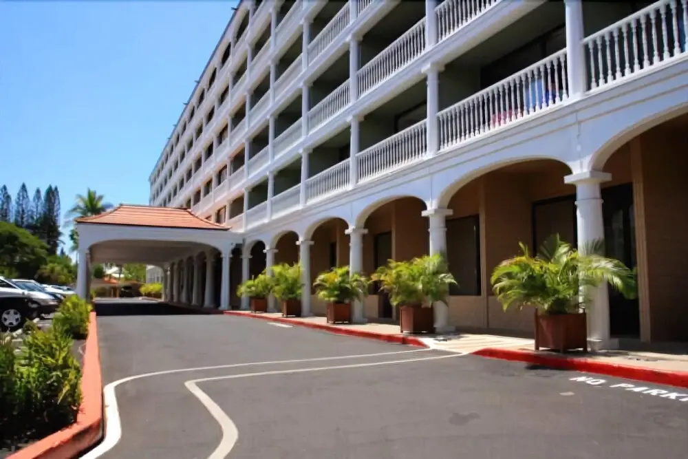 Lahaina Shores #425 Studio Bedroom Condo by RedAwning