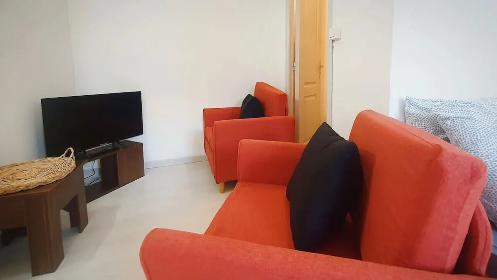 Voir la photo 1 — Petit Studio au 1er du th tre