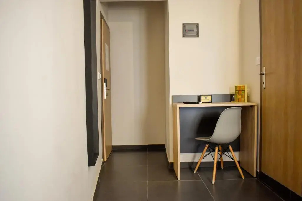 Deluxe Double room (full double bed)