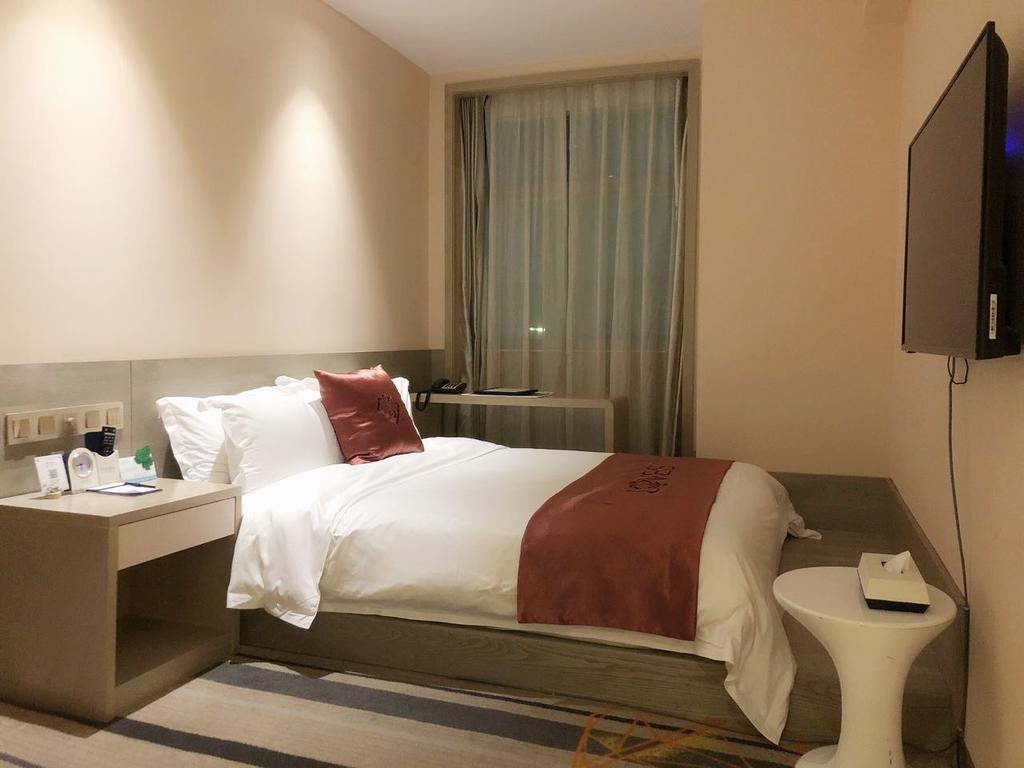 Pinnacle Art Hotel