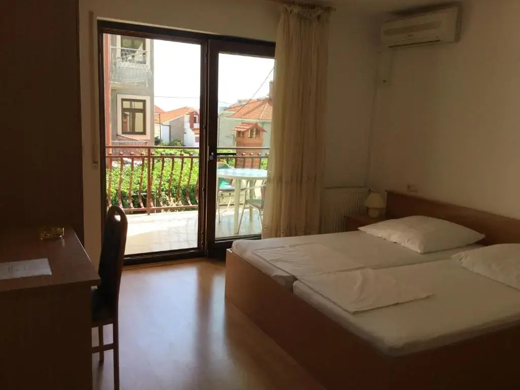 Deluxe Double room (full double bed)