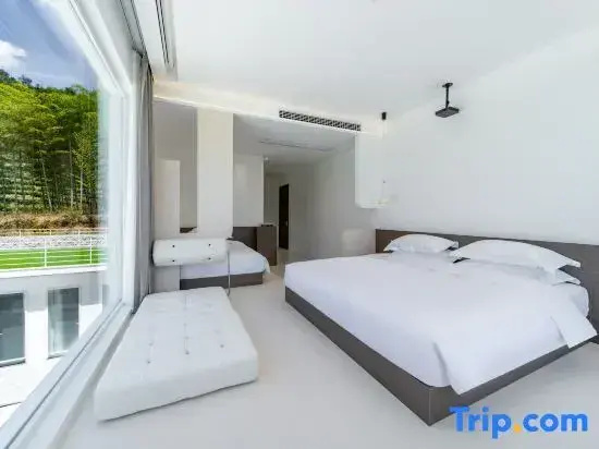 Standard Family room with mountain view