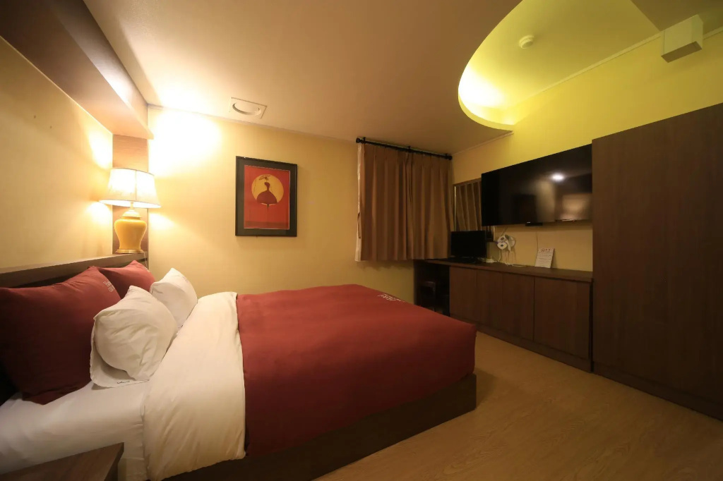 Deluxe Double room (full double bed)