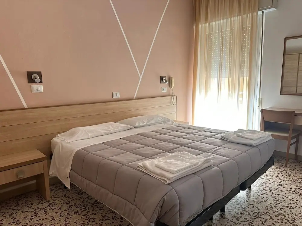 Classic Double room with balcony (full double bed)