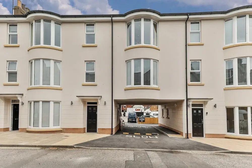 Pet-friendly Coastal Apartment in Filey, No Deposit