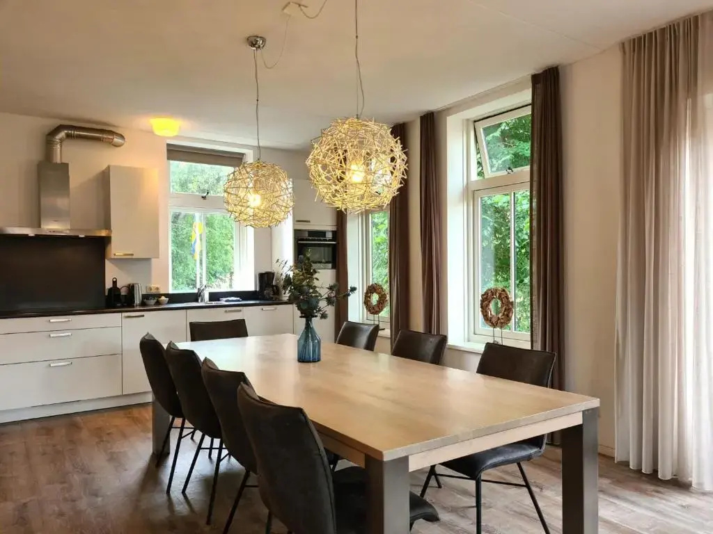 4 Bedrooms Apartment