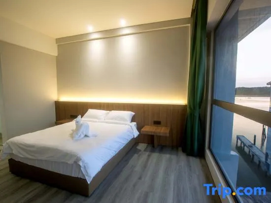 Suite with street view