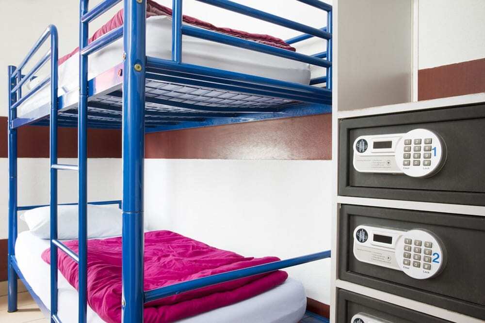 Кровать в общем номере в Bastille Hostel