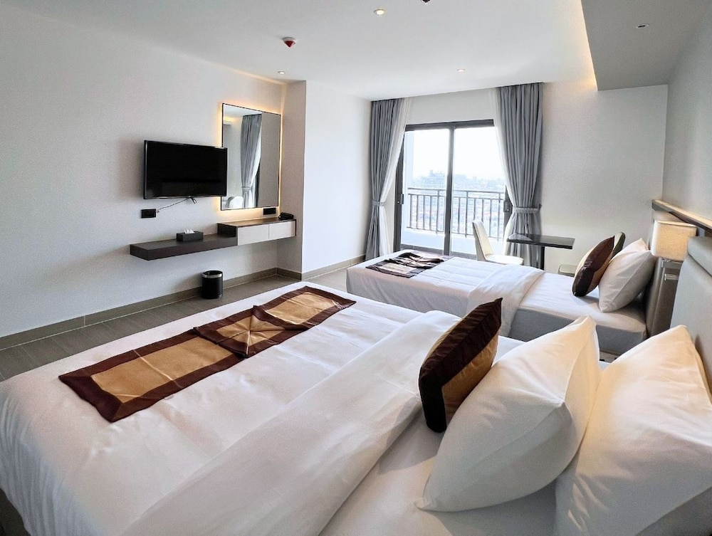 Deluxe Triple room with balcony