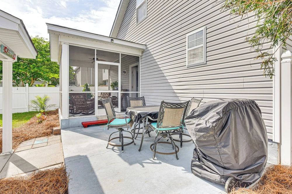 Charming Bluffton Home w/ Yard ~ 3 Mi to Beaches!