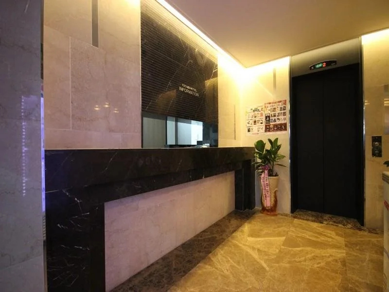 Lobby & Reception