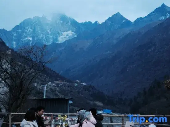 Siguniang Mountain Yangwangxingkong Snow Mountain Hotel[The best spot to view snow-capped mountains]