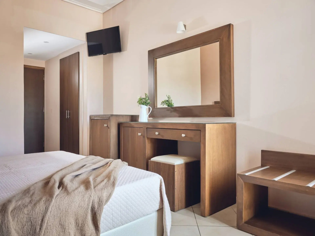 Deluxe Double room (full double bed)