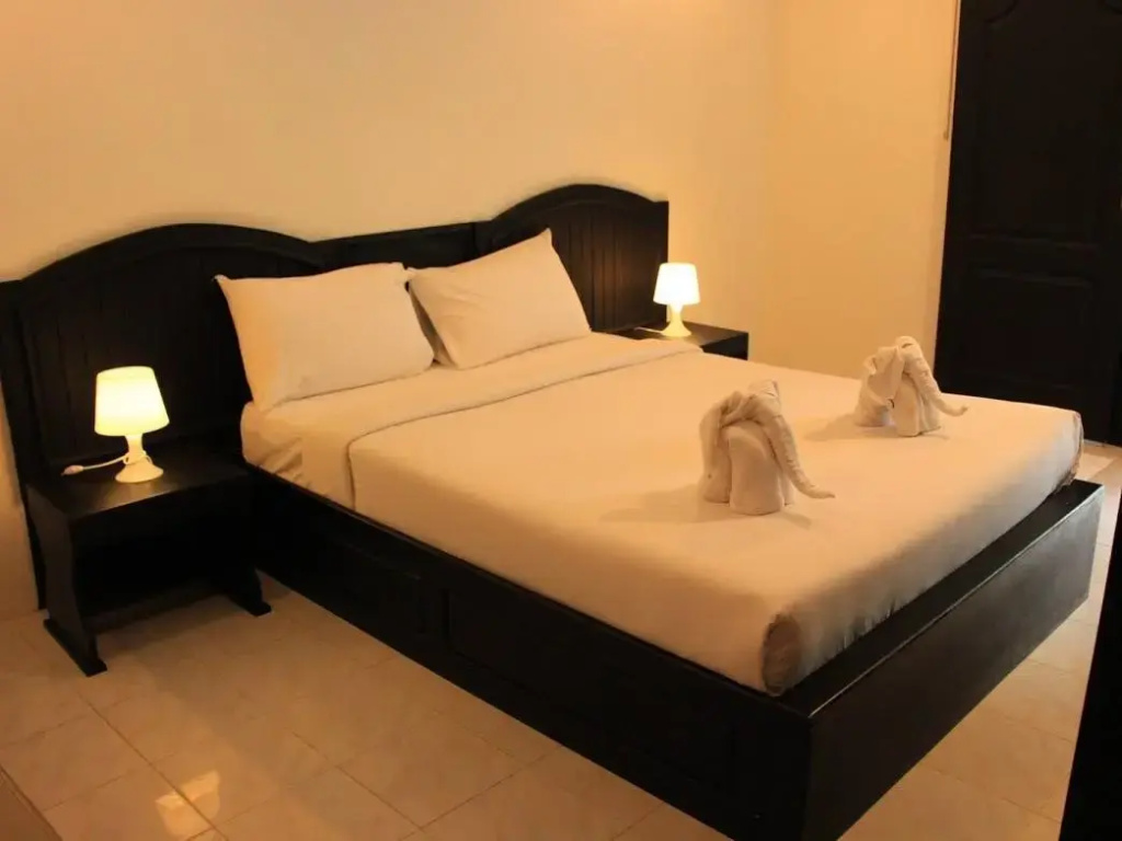 Deluxe Double room (full double bed)