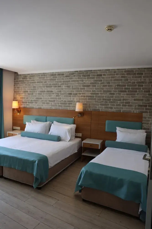 Deluxe Triple room with balcony
