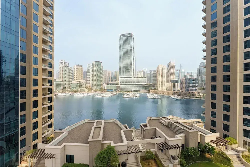 Maison Privee - Cosmopolitan Apt w/ Scenic Dubai Marina Vws