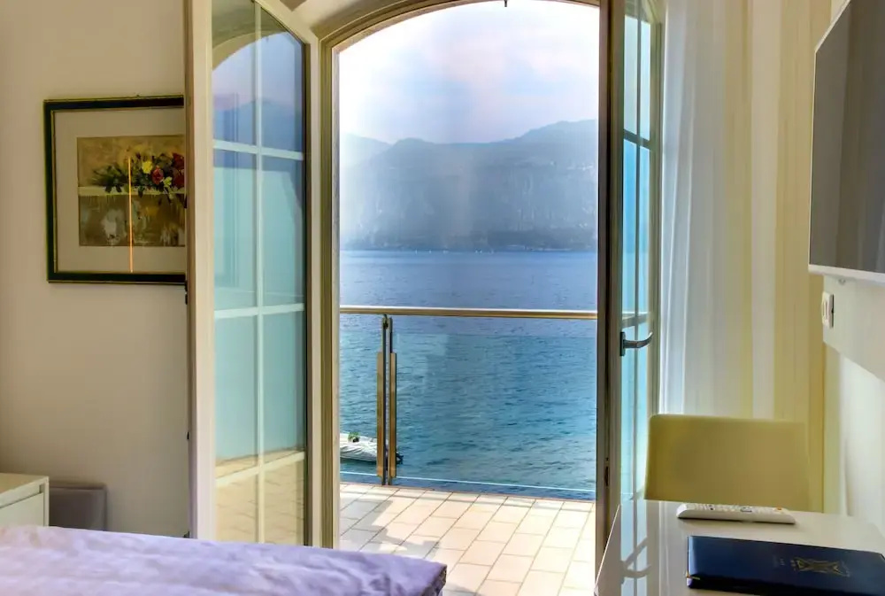 Standard Double room with balcony and with lake view (full double bed)