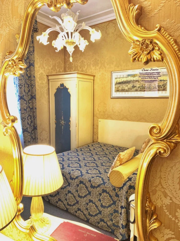 Junior Suite with balcony and with canal view