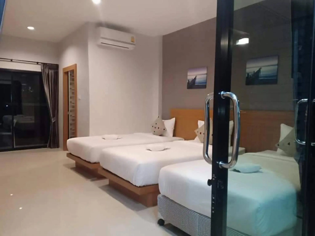 Standard Triple room