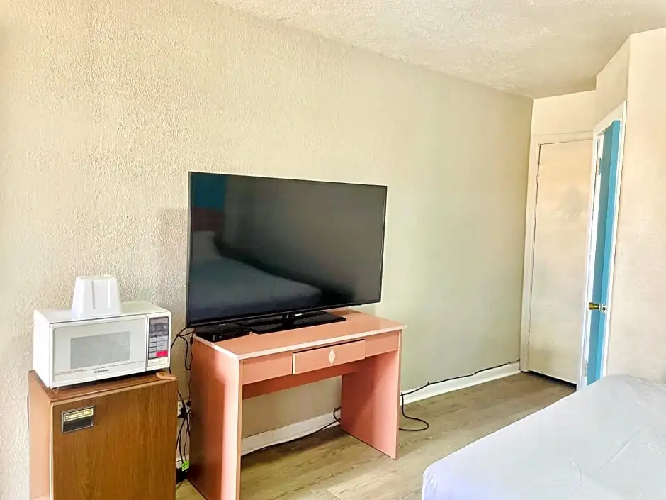 Deluxe Double room (full double bed)