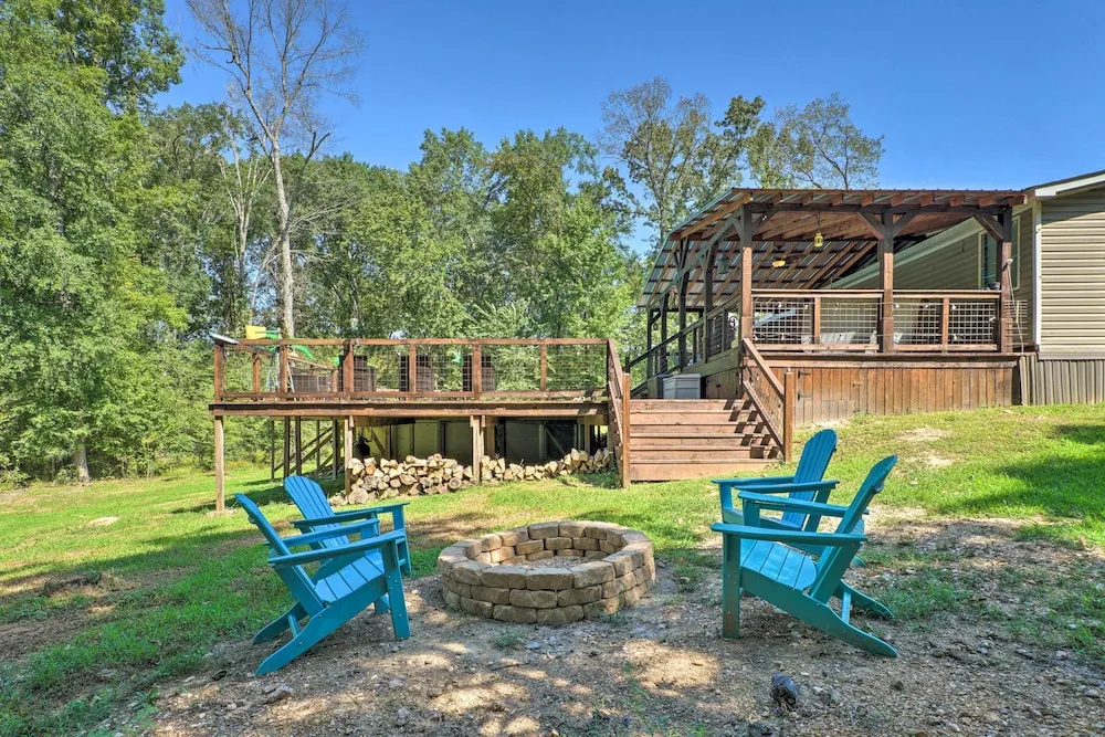 Pet-friendly Home w/ Deck in Broken Bow!
