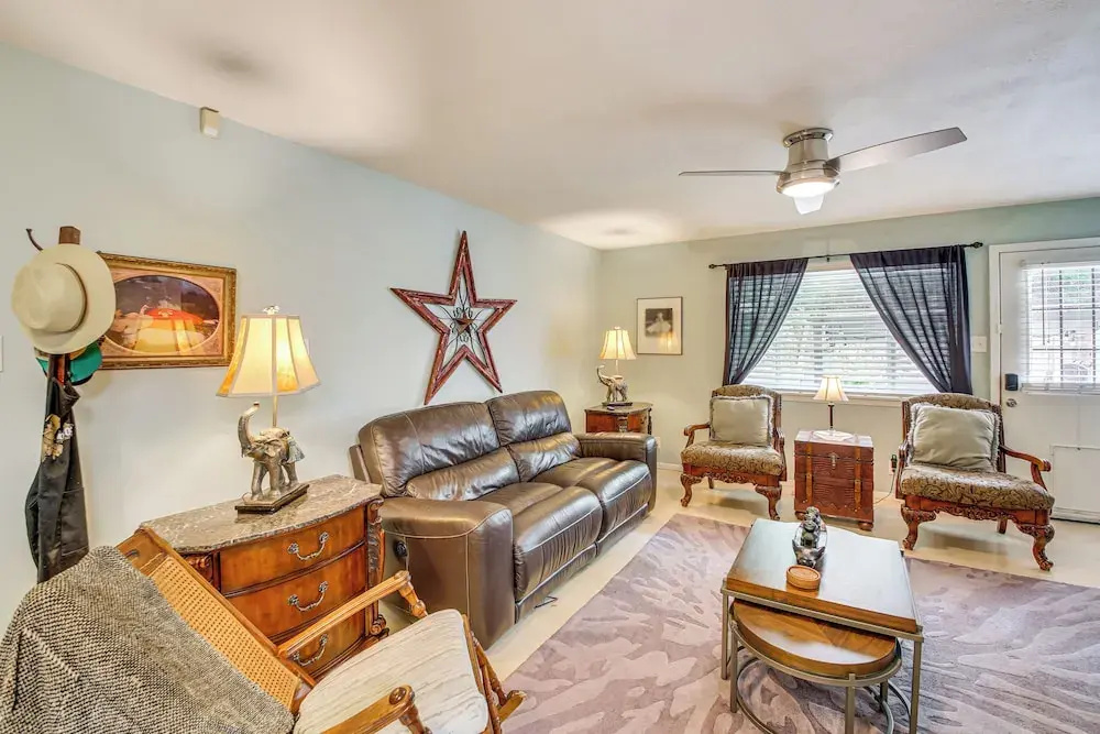 Walk to Bathhouse Row: Dog-friendly Home! - фото 2