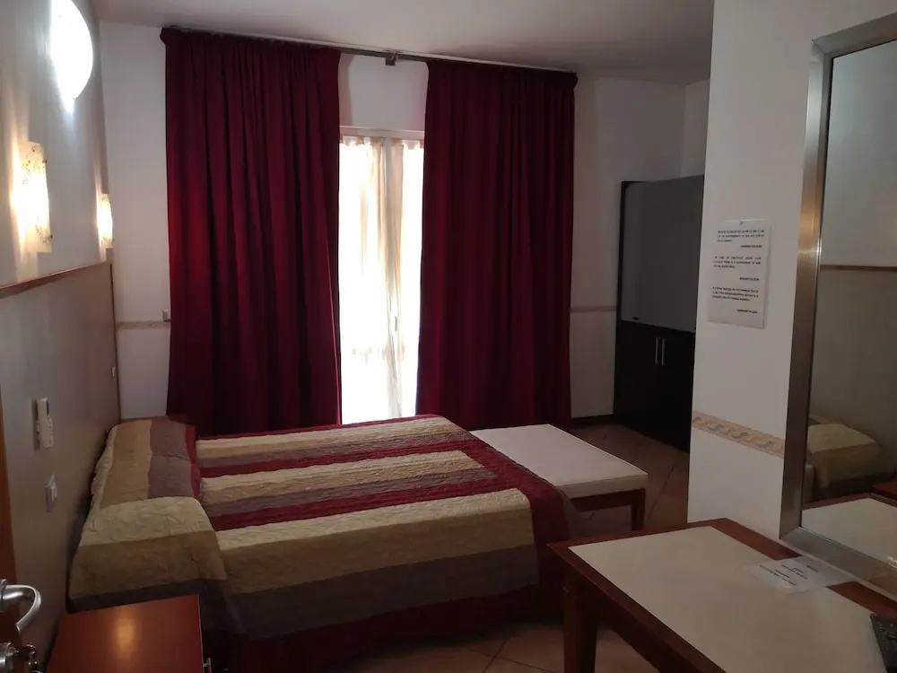 Business Double room with balcony (full double bed)