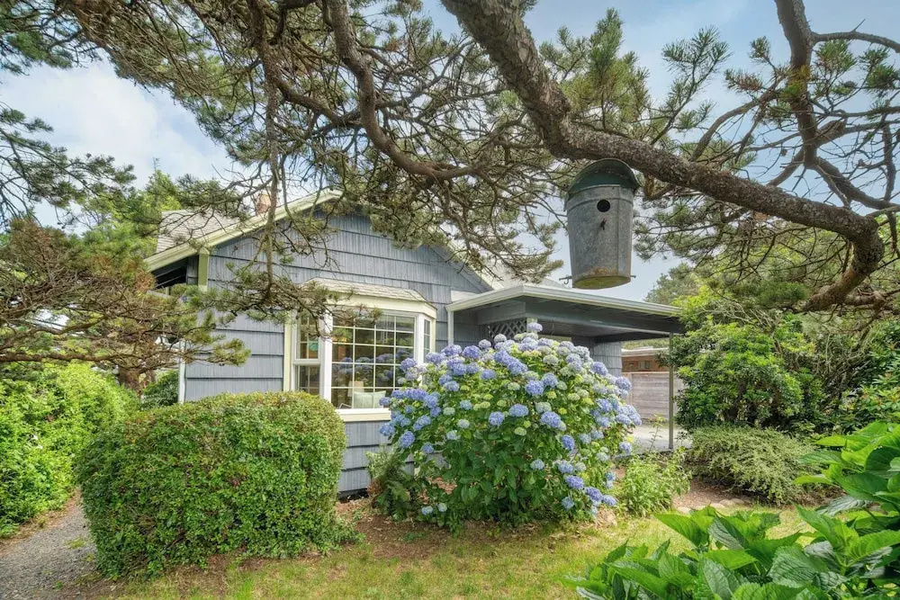 Beach Pines Bungalow by Avantstay Classic Cottage Steps to the Beach w/ Private Yard