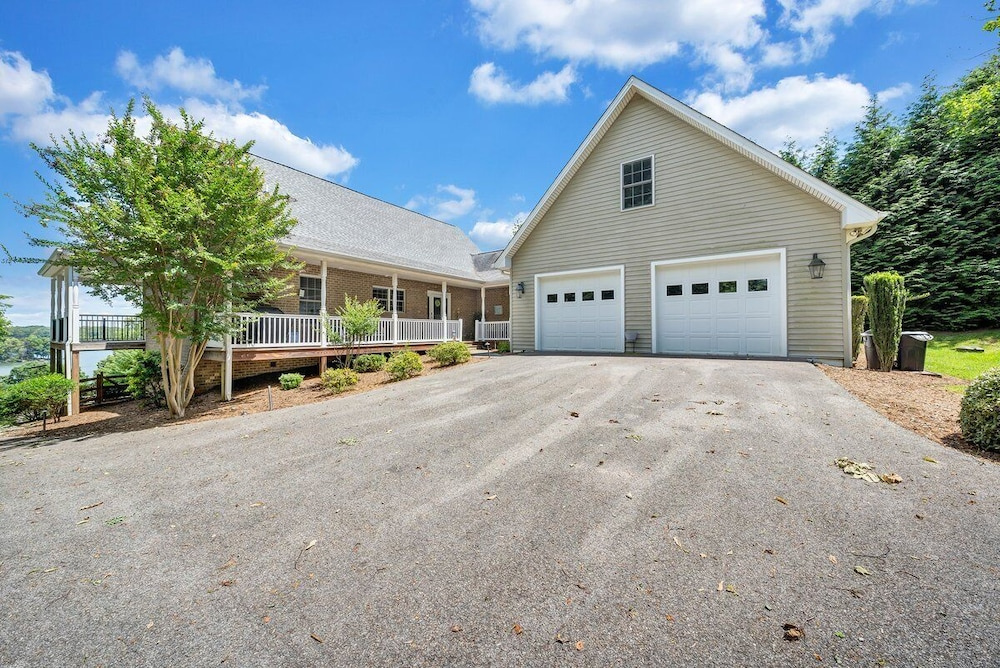 Lake Lookout - Private Home With Lake Views & Game Room
