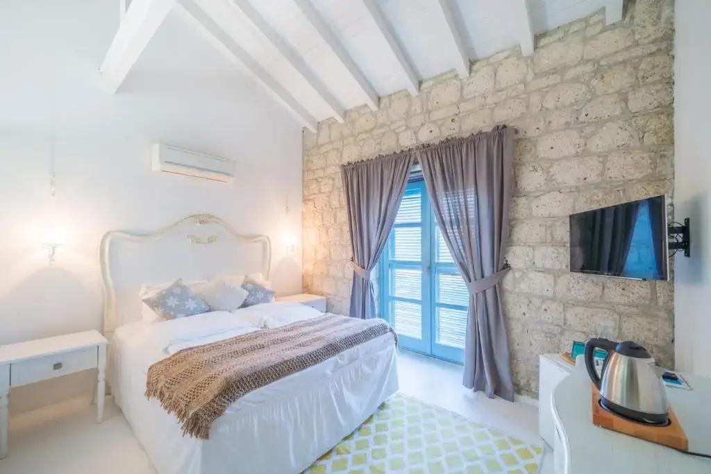 Deluxe Double room (full double bed)