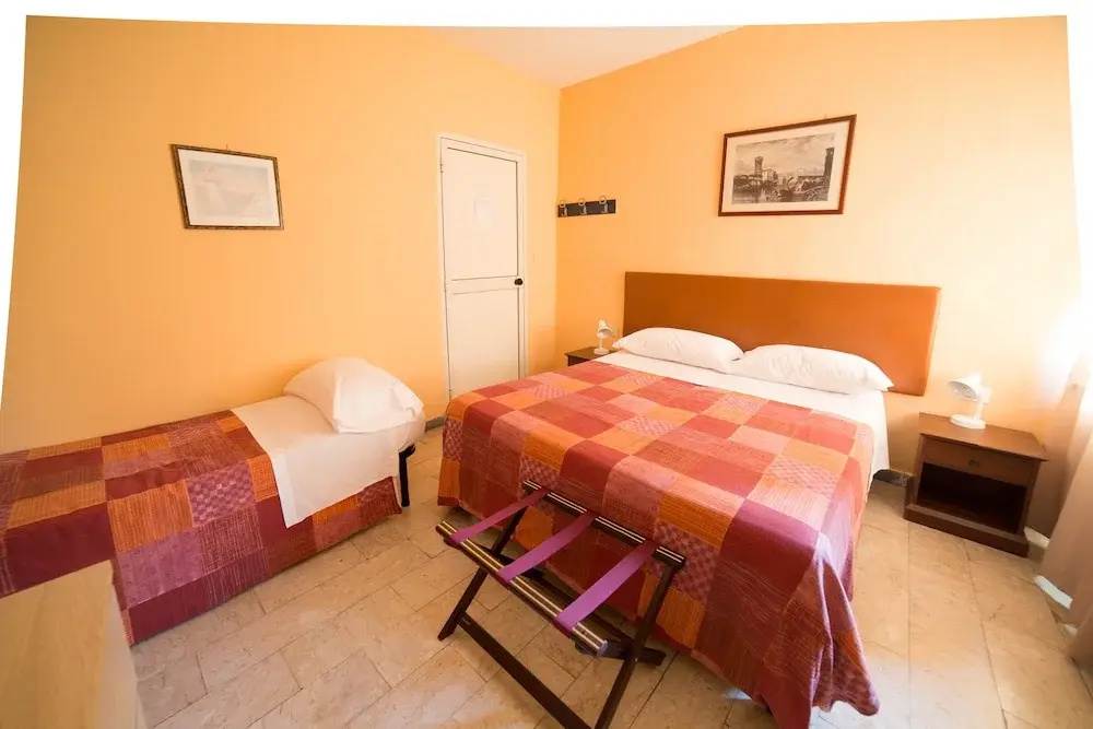 Standard Triple room