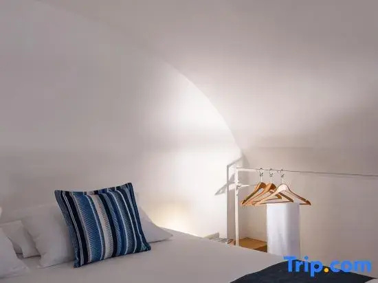 2 Bedrooms Apartment with partial sea view