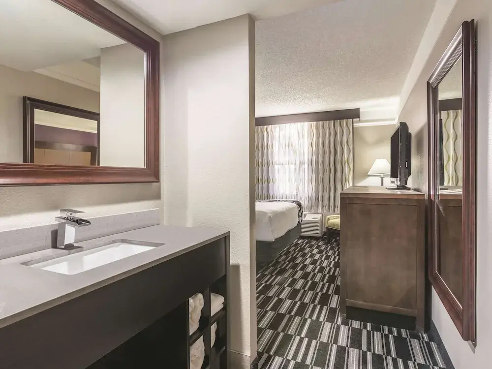 Deluxe Double room (full double bed)