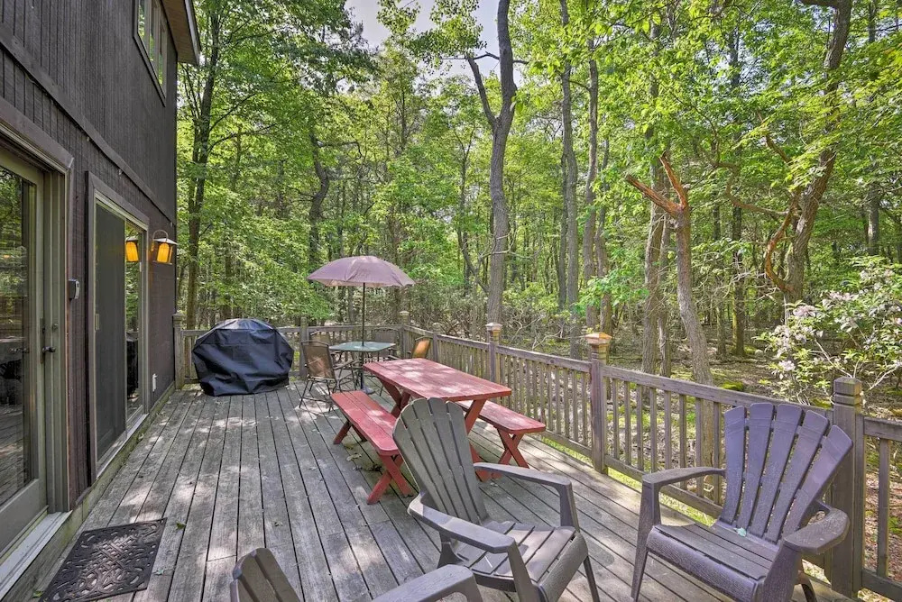 Deck & Big Boulder Views: Lake Harmony House!